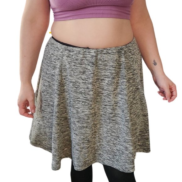 Torrid Plus Size Grey Skirt Size 2 - Picture 1 of 4